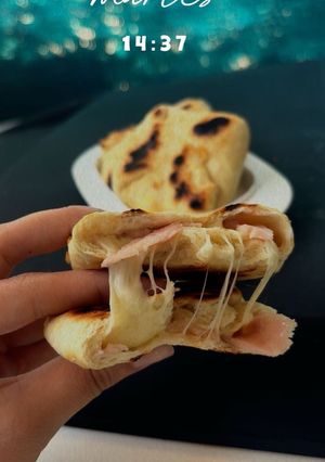 Una foto de Pancitos caseros rellenos de jamón y queso, al sartén 🍳