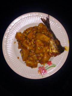 A picture of Yam and beans porridge with fish.