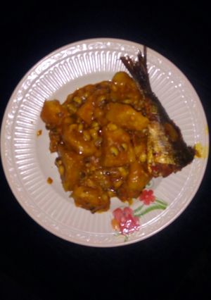 A picture of Yam and beans porridge with fish.