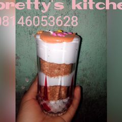 A picture of Vanilla and chocolate cake perfait.