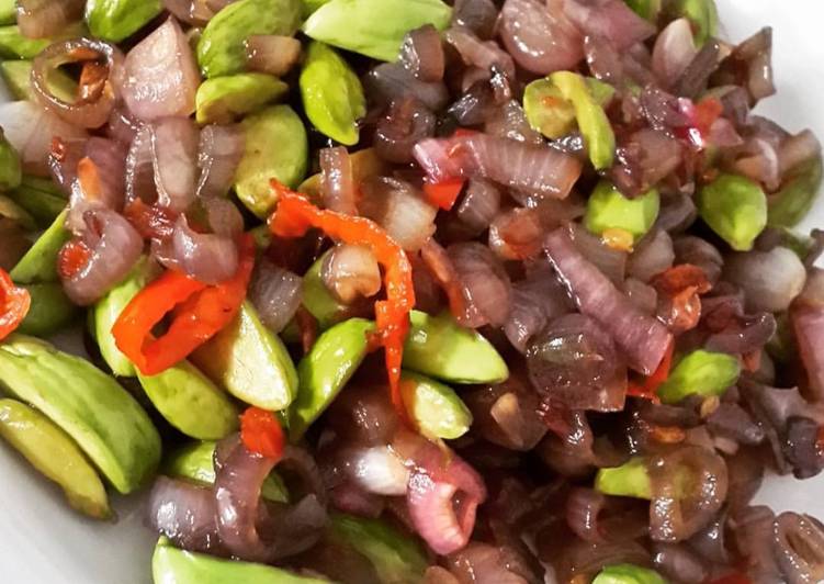 Tumis bawang merah dan pete