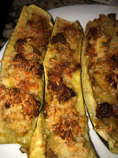 Una foto de Calabacines rellenos de panceta 🥒🐽