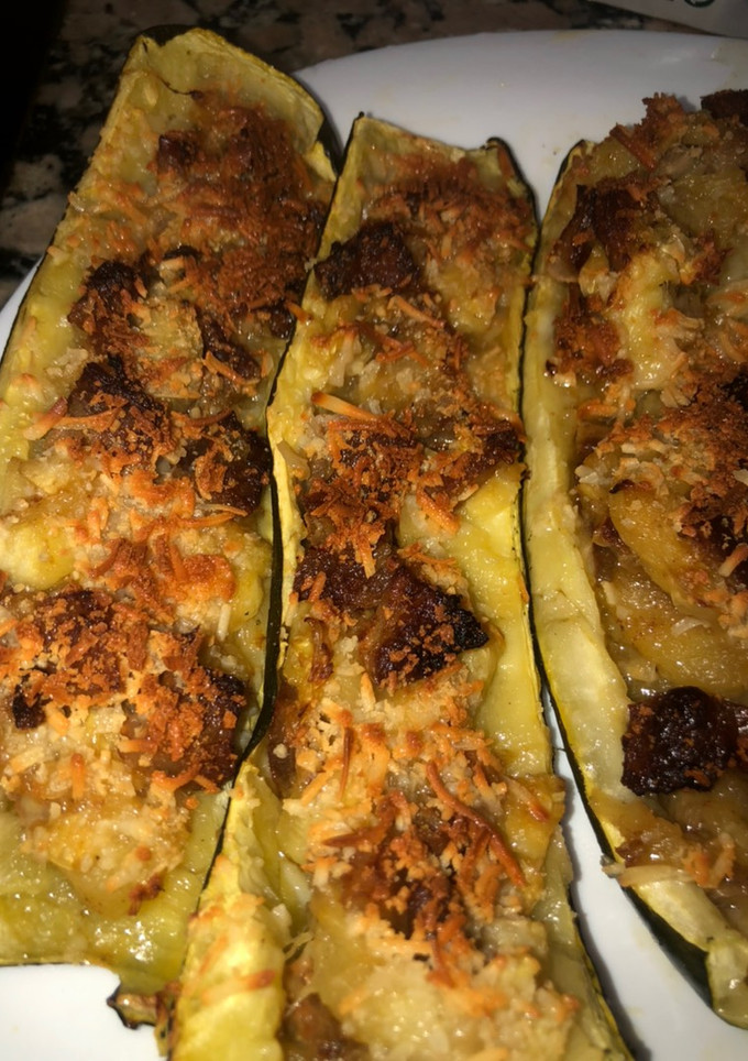 Una foto de Calabacines rellenos de panceta 🥒🐽