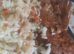 Una foto de Arroz con pollo a la soja👩‍🍳🥰