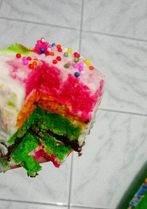 Foto resep Rainbow Cake Tart Kukus Topping Spinkle Sederhana
