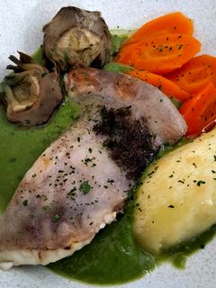Una foto de Rodaballo asado con verduras