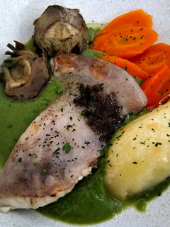 Una foto de Rodaballo asado con verduras