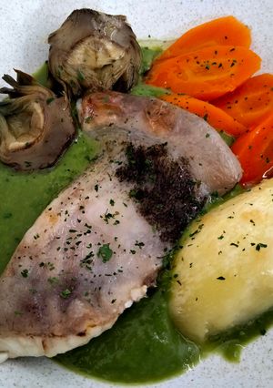 Una foto de Rodaballo asado con verduras