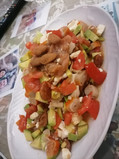 Una foto de Tartar de aguacate, tomate y melva