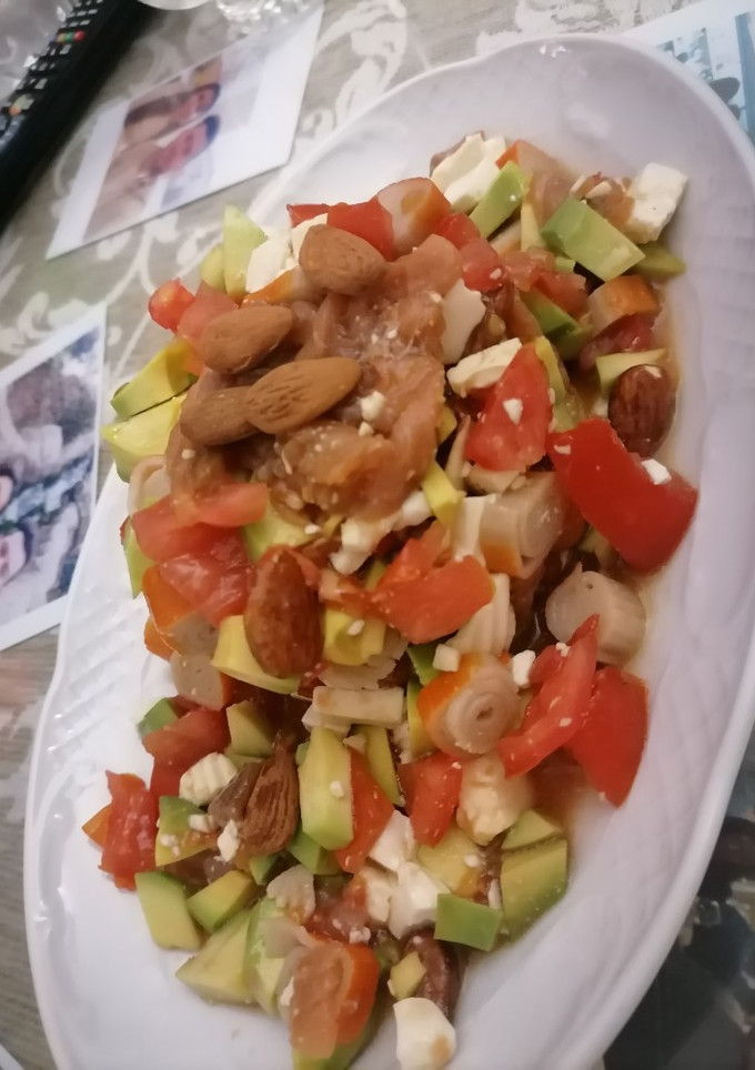 Una foto de Tartar de aguacate, tomate y melva