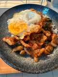 ข้าวราดผัดกระเพา ไข่ดาว