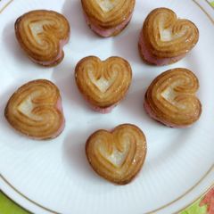 A picture of Little heart sandesh.