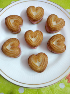 A picture of Little heart sandesh.