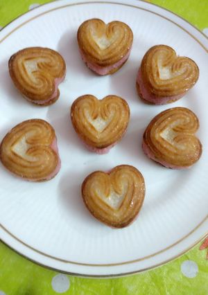 A picture of Little heart sandesh.
