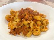 Una foto di tortellini cipolla