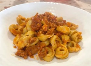 Foto di Tortellini Ripieni di Carne con Salsiccia di Cinghiale al Sugo