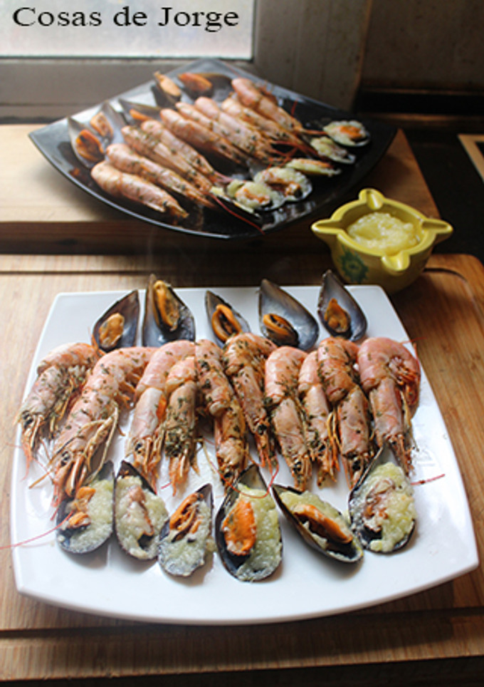 Una foto de Gambas flambeadas con mejillones