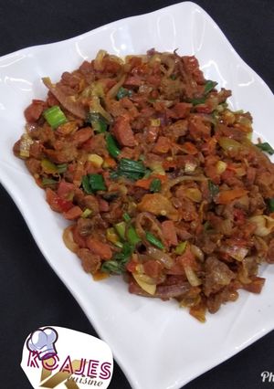 A picture of Chicken sausage beef sauce.