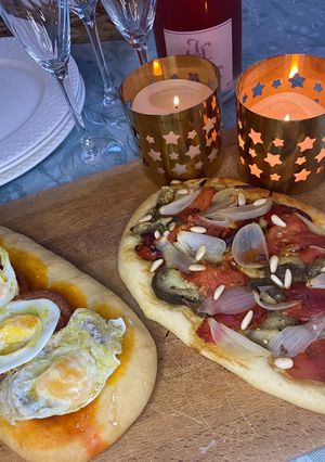Una foto de Cocas de Sant Joan !!!!!1=Sobrasada, queso de cabra, miel y huevo de codorniz … 2 = de escalivada …