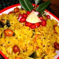 A picture of Laiya poha ya puffed rice poha ya murmura poha.