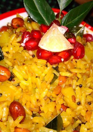 A picture of Laiya poha ya puffed rice poha ya murmura poha.