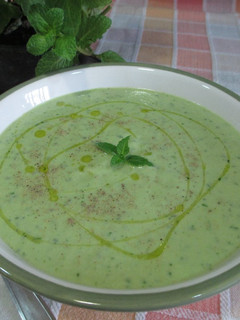 Una foto de Crema fría de avocado con pepinos - veggie