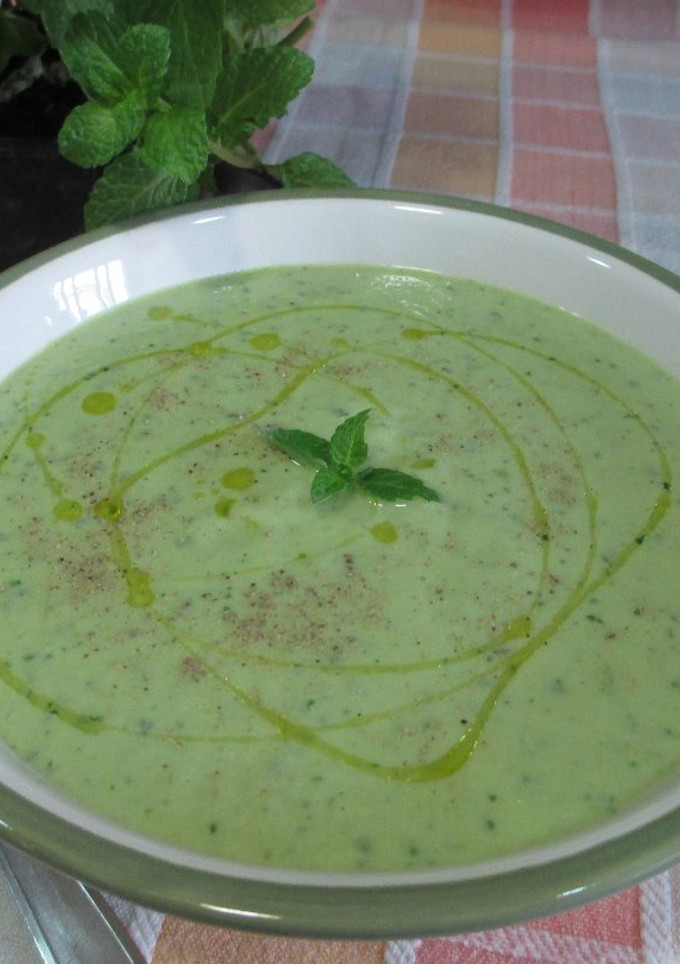 Una foto de Crema fría de avocado con pepinos - veggie