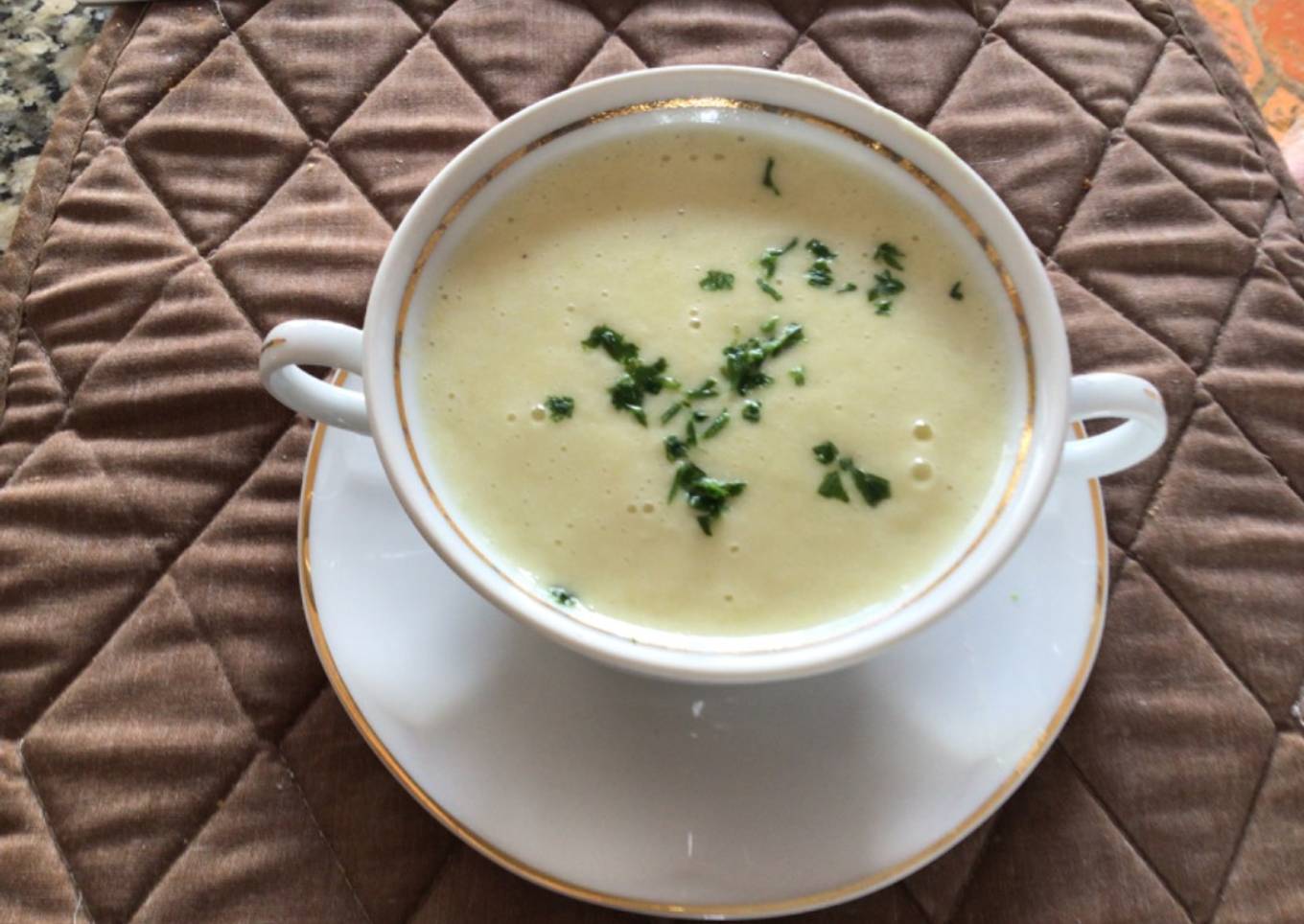 Crema de ajo porro y papas (Vichyssoise)