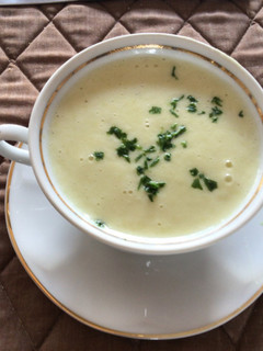 Una foto de Crema de ajo porro y papas (Vichyssoise)