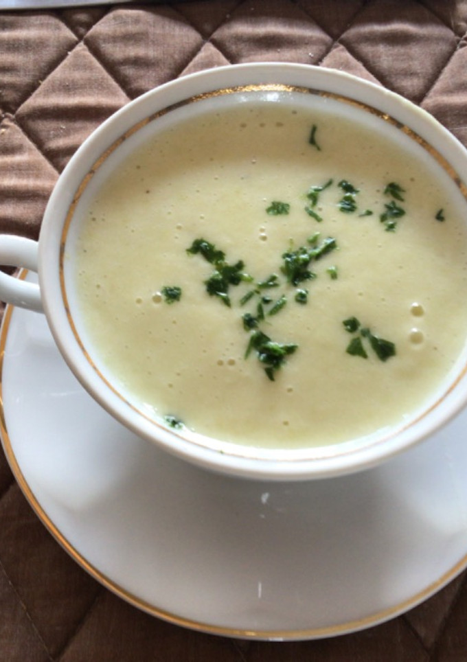 Una foto de Crema de ajo porro y papas  (Vichyssoise)