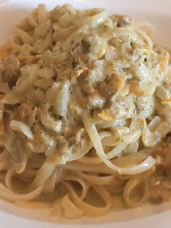 Una foto de Tallarines al pesto con berberechos