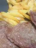 Patatas fritas y filetes de presa ibérica en freidora sin aceite de jocca