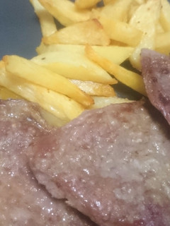 Una foto de Patatas fritas y filetes de presa ibérica en freidora sin aceite de jocca