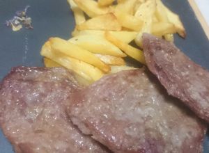 Foto principal de Patatas fritas y filetes de presa ibérica en freidora sin aceite de jocca