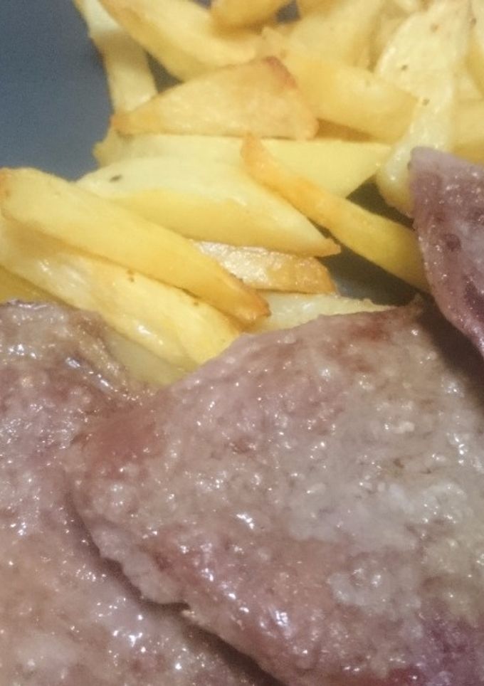 Una foto de Patatas fritas y filetes de presa ibérica en freidora sin aceite de jocca