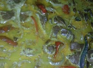 Una foto de HÍGADO ENCEBOLLADO CON RAJAS DE CHILE ROJO A LA Mario's