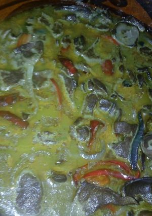 Una foto de HÍGADO ENCEBOLLADO CON RAJAS DE CHILE ROJO A LA Mario's