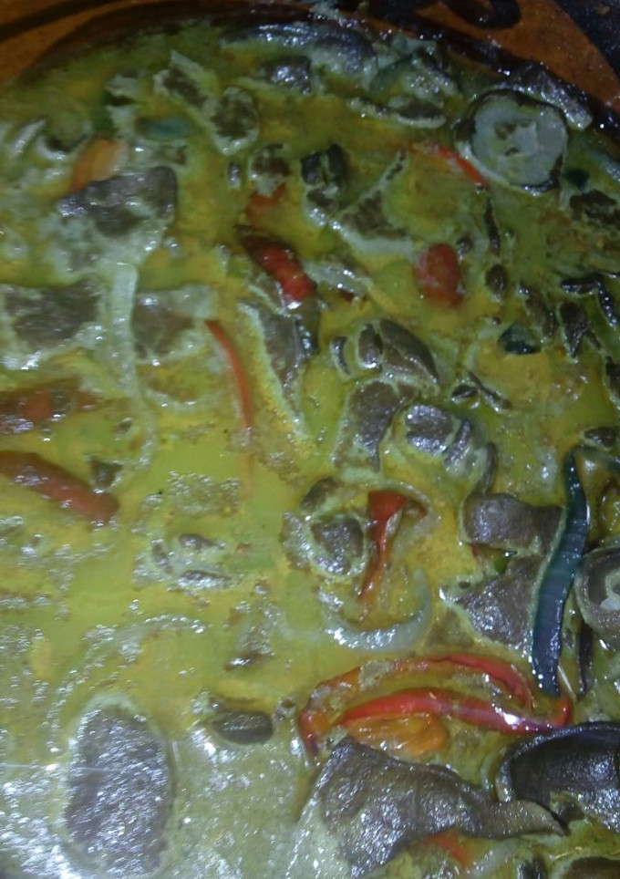 Una foto de HÍGADO ENCEBOLLADO CON RAJAS DE CHILE ROJO A LA Mario's