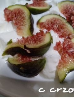 Una foto de Yogurt griego con higos