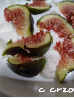 Una foto de Yogurt griego con higos