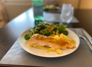 Una foto de Salmón Agridulce al Horno en cama de papas