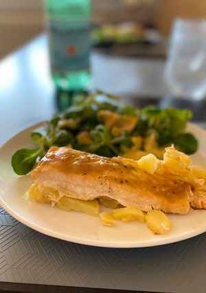 Una foto de Salmón Agridulce al Horno en cama de papas