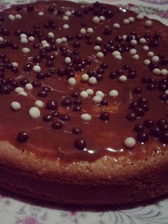 Una foto de Torta festiva de banana y dulce de leche