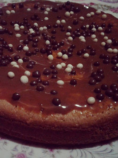 Una foto de Torta festiva de banana y dulce de leche