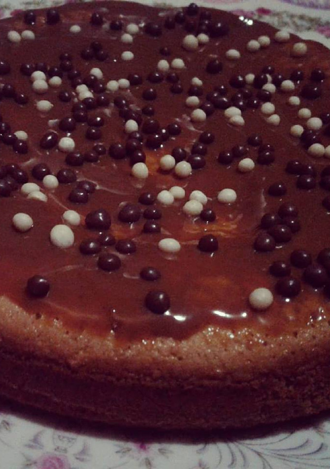 Una foto de Torta festiva de banana y dulce de leche