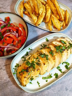 Una foto de 🍗 Pechuga al horno🍟 Papas especiadas en Air fryer