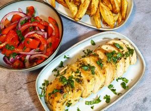 Una foto de 🍗 Pechuga al horno🍟 Papas especiadas en Air fryer