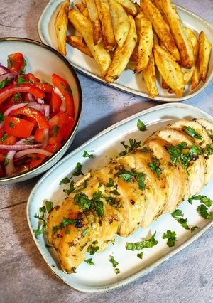 Una foto de 🍗 Pechuga al horno🍟 Papas especiadas en Air fryer