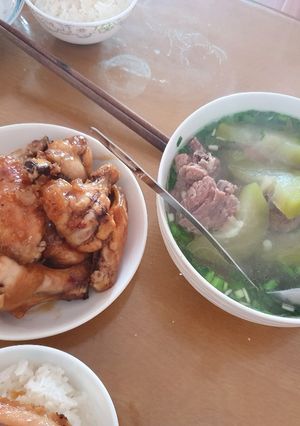 Hình của món Cánh gà chiên nước mắm + canh sườn nấu bí xanh.