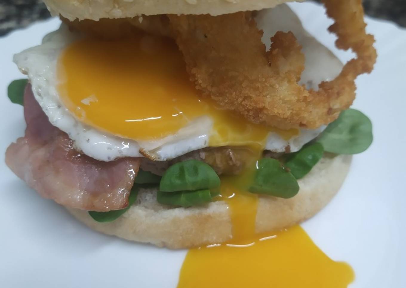 Hamburguesa rellena de Cheddar con aros de cebolla crujiente